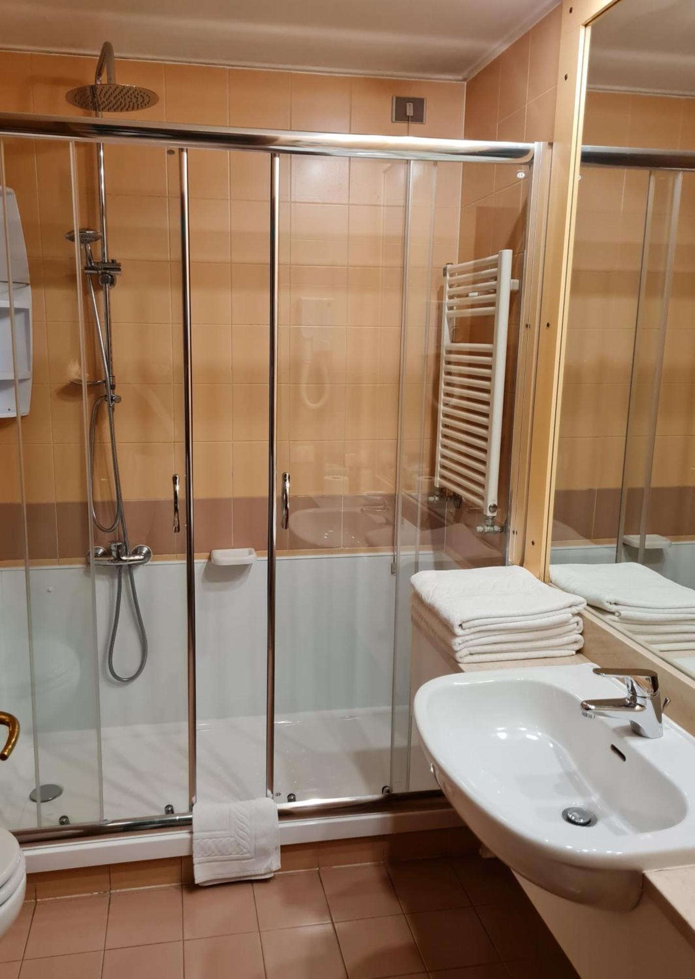 Modo Hotel Vercelli Esterno foto