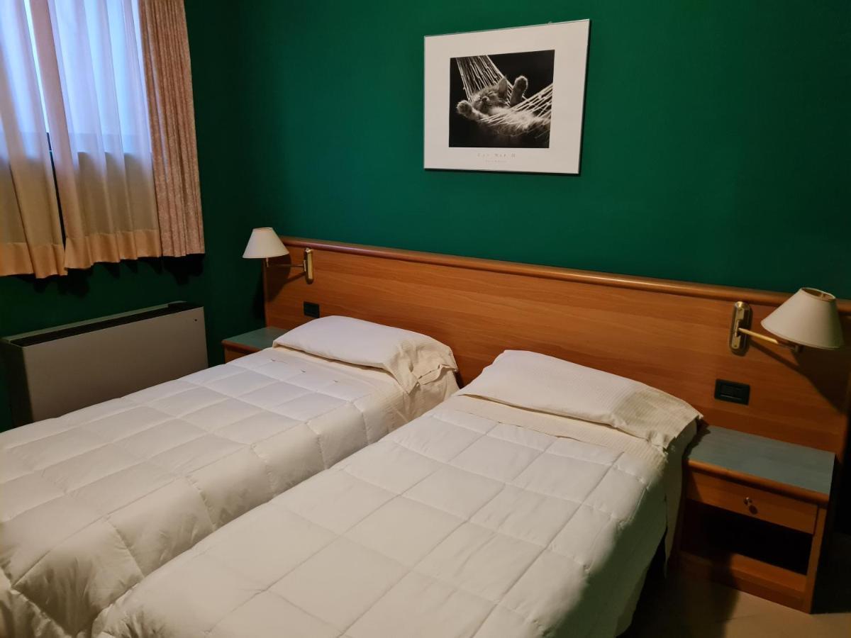Modo Hotel Vercelli Esterno foto