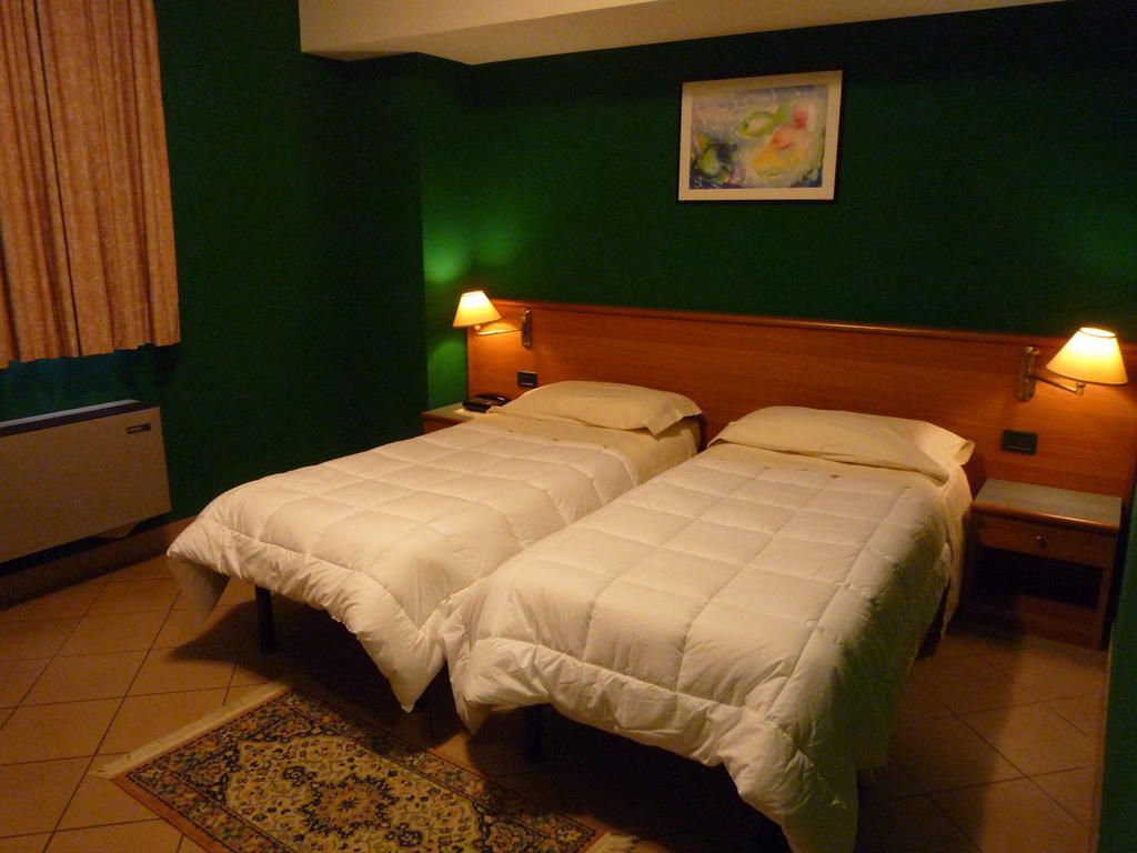Modo Hotel Vercelli Camera foto